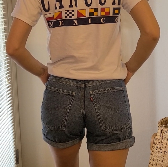 ☆Vintage levi medium rise shorts☆ - Picture 9 of 10
